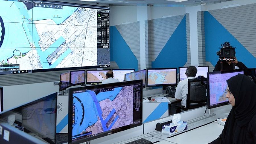 تخرج أول ثلاث إماراتيات من متدربي برنامج "القباطنة البحريين للسفن التجارية" 