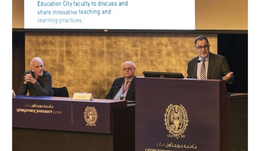  أعضاء من هيئة التدريس في جامعات المدينة التعليمية خلال حلقة نقاشية عُقدت على هامش "أسبوع الابتكار في التدريس" الذي تنظمه مؤسسة قطر