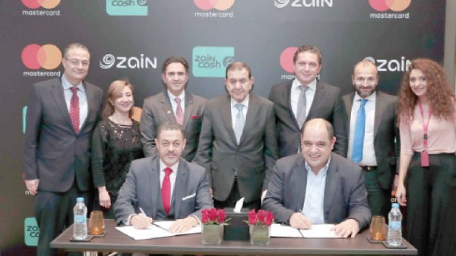 فريز (وسط) يحضر توقيع الاتفاقية بين الهناندة والجبالي