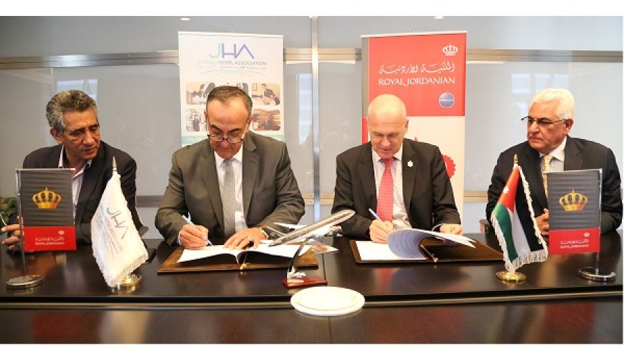 وقع الإتفاقية المدير العام/الرئيس التنفيذي للملكية الأردنية ستيفان بيشلر مع رئيس مجلس إدارة جمعية الفنادق الأردنية عبد الحكيم الهندي بحضور عدد من أعضاء مجلس إدارة الجمعية ومسؤولين من الملكية الأردنية والفنادق المحلية .