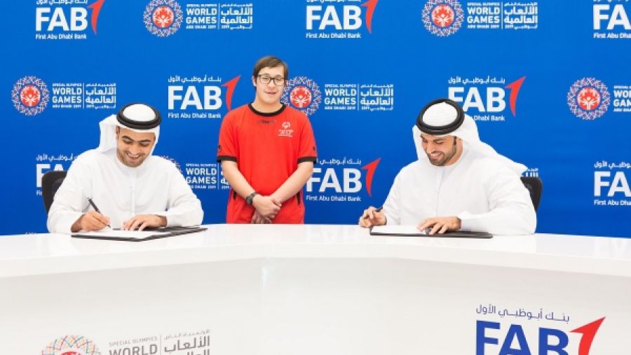 وقع الاتفاقية كل من جاسم آل علي، الرئيس التنفيذي لمجموعة الشركات العقارية في بنك أبوظبي الأول، وخلفان المزروعي، مدير عام الأولمبياد الخاص الألعاب العالمية أبوظبي 2019.
