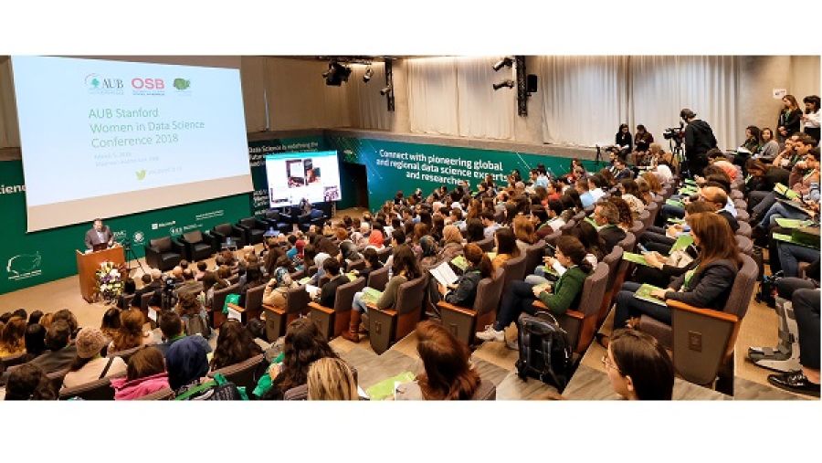 ستيف هارفي متحدثاً خلال جلسة الإفتتاح.