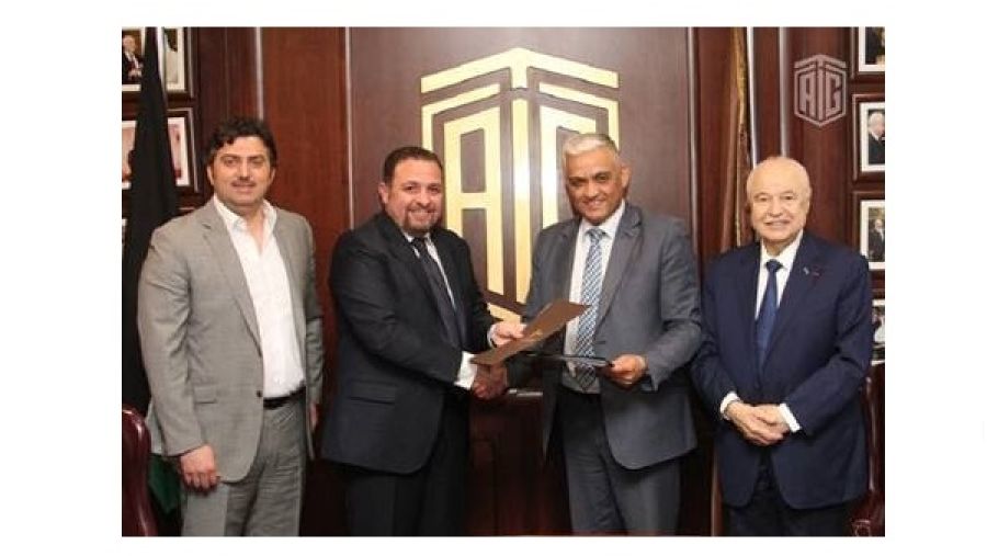 خلال حفل التوقيع.