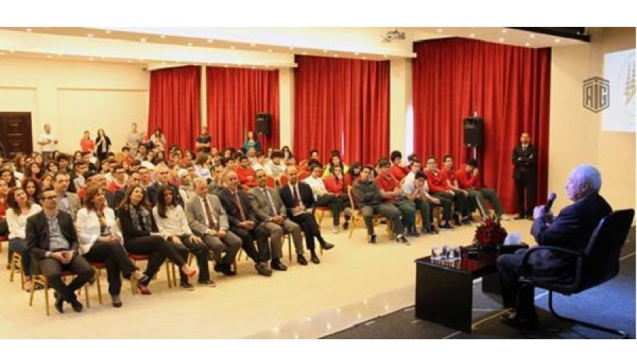 خلال اللقاء مع طلاب المدرسة المعمدانية.
