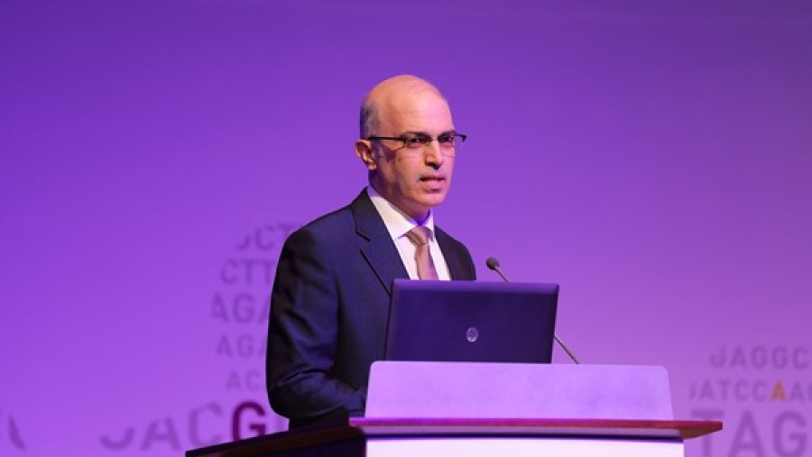 الدكتور حمد الإبراهيم، النائب التنفيذي لرئيس البحوث والتطوير بمؤسسة قطر، يلقي الكلمة الافتتاحية للنسخة الثانية من مؤتمر قطر بيوبنك