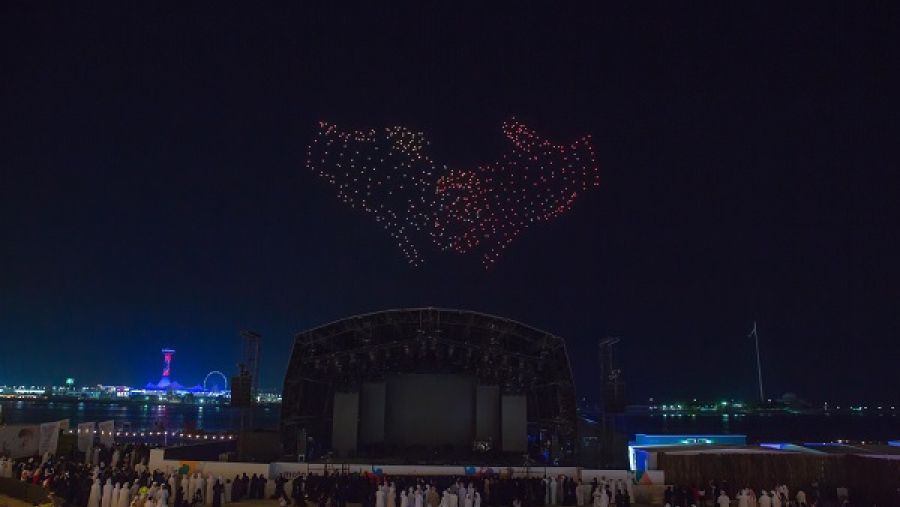 شهد مهرجان أم الإمارات عرضاً لسرب يتكون من 500 طائرة بدون طيار "درون" بالأضواء في سماء العاصمة.