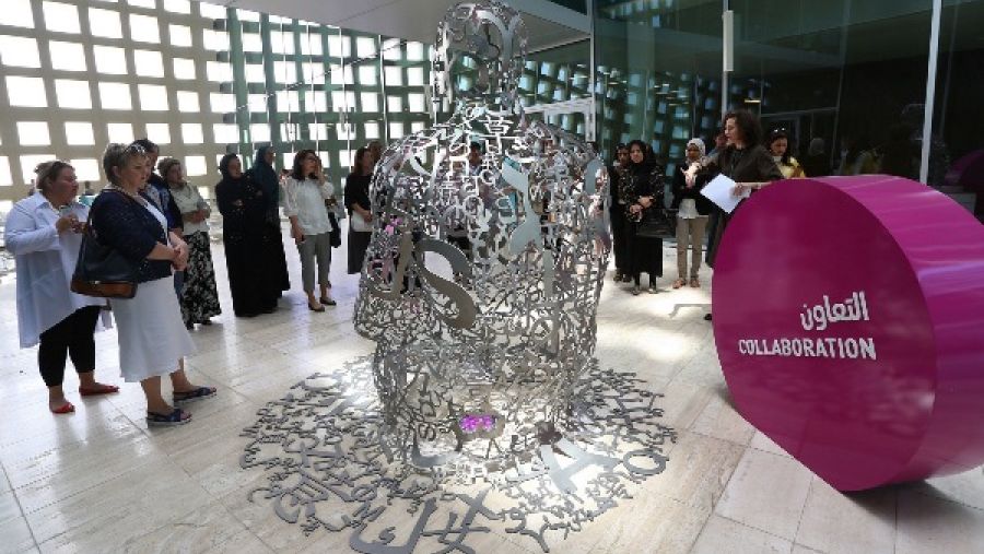 تُعقد جولات "درب الفن" يوم السبت، مرة واحدة شهرياً، وذلك في أماكن مختلفة داخل حرم المدينة التعليمية.