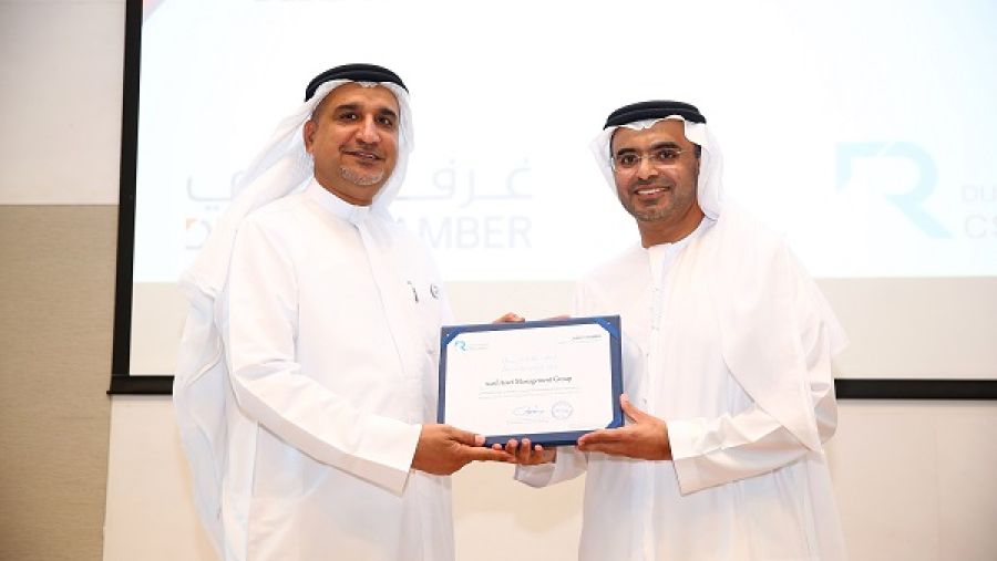قام بتسليم الجائزة سعادة ماجد سيف الغرير، رئيس مجلس إدارة غرفة دبي، إلى السيد عبدالله إسحاق، رئيس إدارة التأجير وخدمة العملاء.