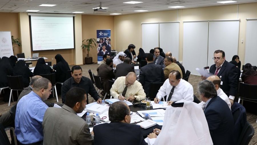 بعض المشاركين في نشاط جماعي خلال برنامج تدريب المرشدين المهنيين.
