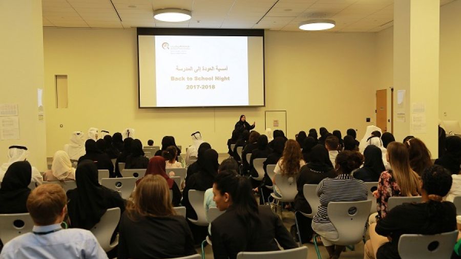 السيدة سعاد الكندي، مدير أكاديمية قطر- مشيرب، تتحدث إلى أولياء الأمور خلال فعالية "العودة إلى المدرسة"