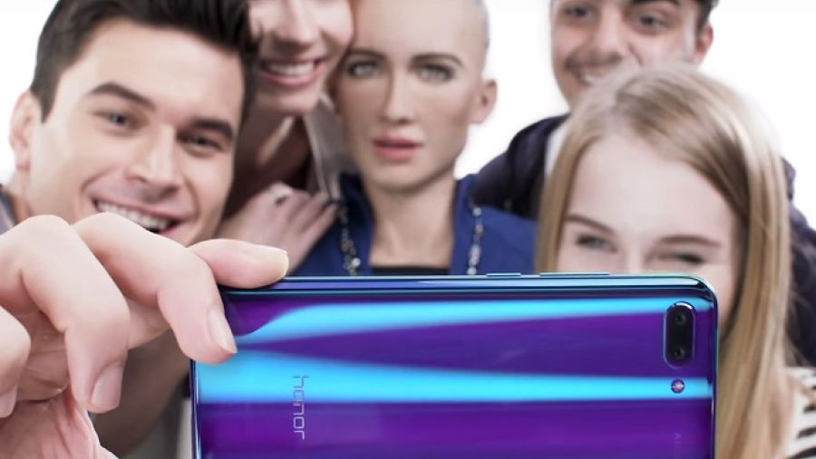 تحتفل هونر وصوفيا بتعاونهما معاً من خلال مقطع فيديو يظهر الروبوت فيما تستخدم صوفيا هاتف Honor10 وتستعرض وظائفه الرائعة في التصوير باستخدام تقنيات الذكاء الاصطناعي.