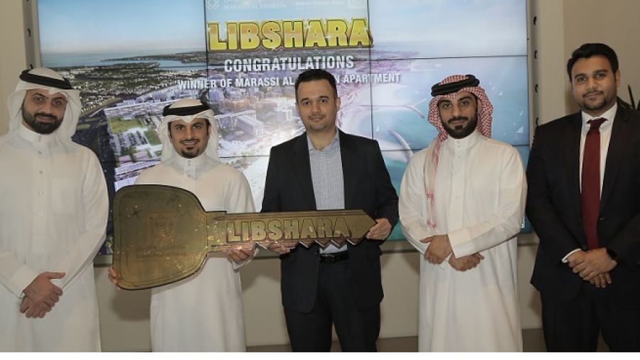 الفائز مع السيد صباح الزياني وممثلين من بيت التمويل الكويتي – البحرين ومراسي البحرين.