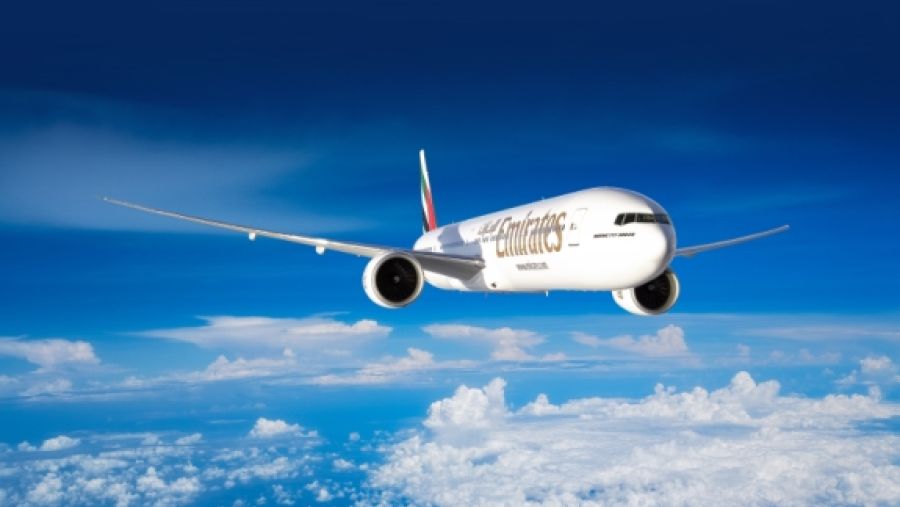 ستخدم طيران الإمارات إدنبره بطائرة بوينج 777-300ER بتقسيم الدرجات الثلاث: 8 أجنحة خاصة في الدرجة الأولى و42 مقعداً يتحول إلى سرير شبه مستوٍ في درجة رجال الأعمال و304 مقاعد مريحة في الدرجة السياحية.