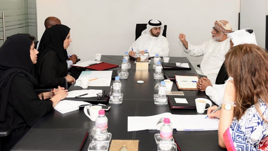 الشيخ محمد بن حميد القاسمي، مدير دائرة الإحصاء والتنمية المجتمعية، في اجتماع مع ممثلي حملة سلامة الطفل، هنادي صالح اليافعي، ونهلة حمان.