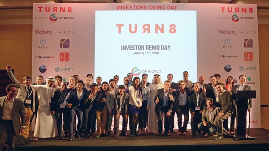 رواد الأعمال المشاركين في الدورة الثالثة لبرنامج "تيرن8" خلال فعالية العرض التقديمي للمستثمرين