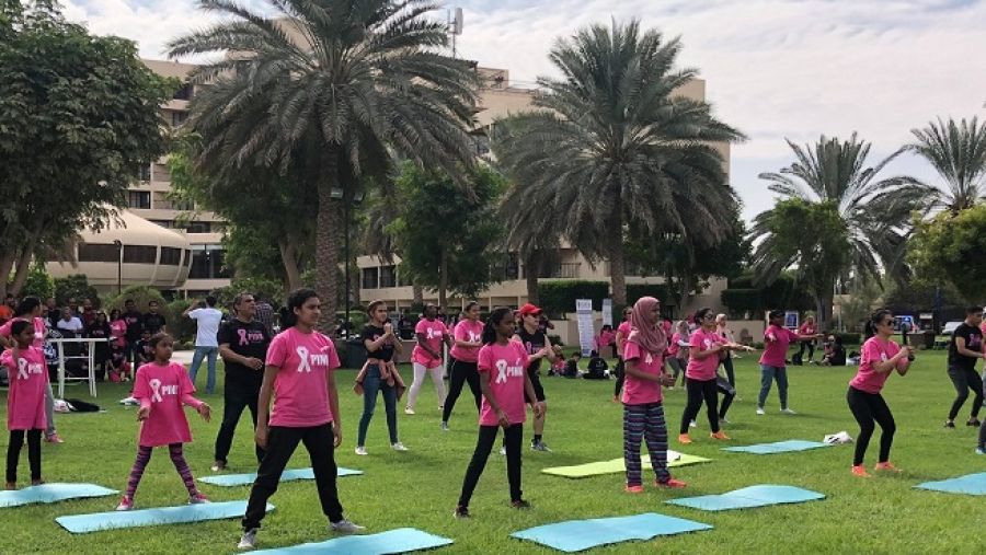 انضم فريق عمل المنتجع للمشاركين في هذه المسيرة التضامنية التي تهدف إلى نشر الوعي حول سرطان الثدي