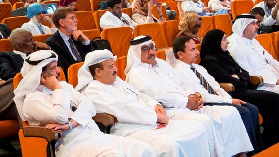 سعادة الدكتورة حنان محمد الكواري، وزير الصحة العامة، والدكتور عبد الله الأنصاري، الرئيس الطبي بالوكالة بمؤسسة حمد الطبية، وعدد من قادة مؤسسة حمد الطبية خلال حضورهم فعاليات الجلسة الافتتاحية لمؤتمر قطر الخامس لسرطان القولون والمستقيم. 