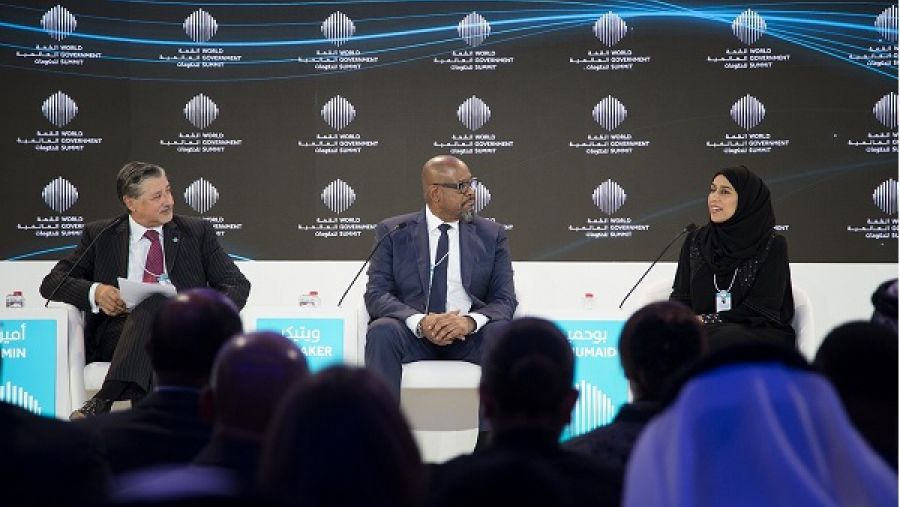 ضر الجلسة معالي حصة بنت عيسى بوحميد وزير تنمية المجتمع، وفوريست وايتاكر المؤسس والرئيس التنفيذي لمبادرة "ويتاكر للسلام والتنمية"
