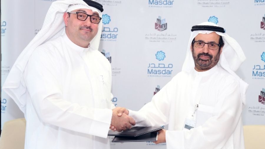 معالي الدكتور علي راشد النعيمي مدير عام مجلس أبوظبي للتعليم، ومحمد جميل الرمحي، الرئيس التنفيذي لـ"مصدر" أثناء توقيع اتفاقية التعاون