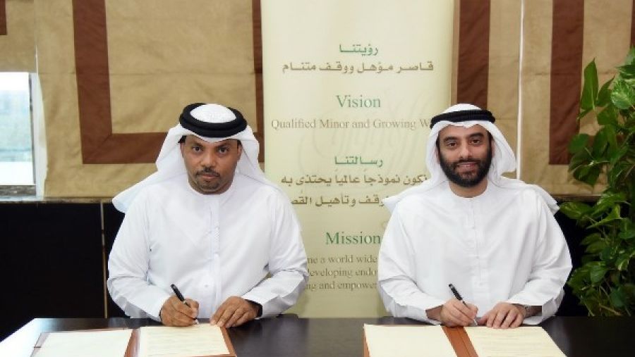 ووقع المذكرة السيد احمد حمد أبوشهاب، مدير ادارة تنمية الوقف لمؤسسة الأوقاف وشؤون القصر، والسيد عبدالله احمد فرج، مدير إدارة التسويق والفعاليات وعلاقات الشركاء لنادي دبي لسباقات الهجن.
