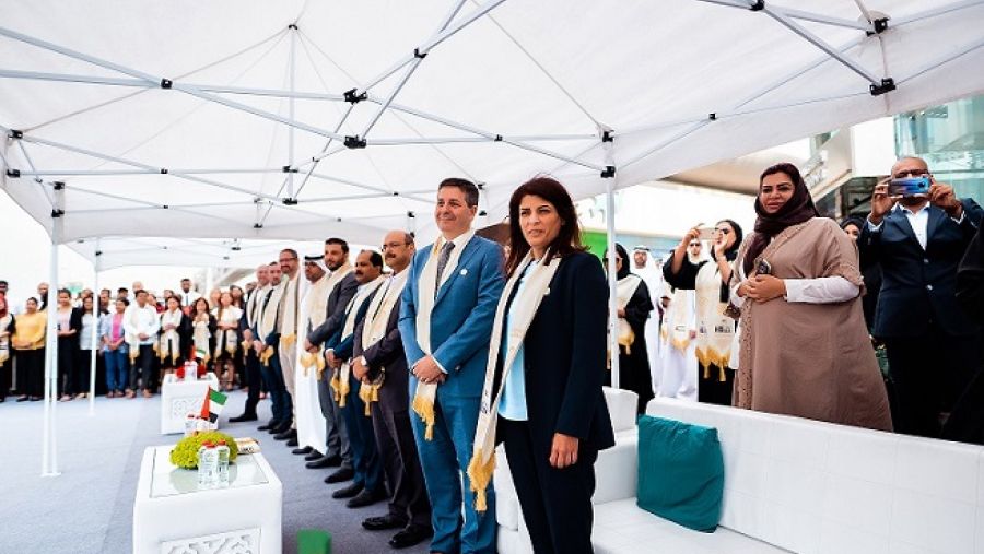 تم تزيين المدخل الرئيسي لمقر المجموعة من الخارج مع إنشاء قرية تراثية وتشغيل الموسيقى لإضفاء مزيد من البهجة على هذه الأجواء.
