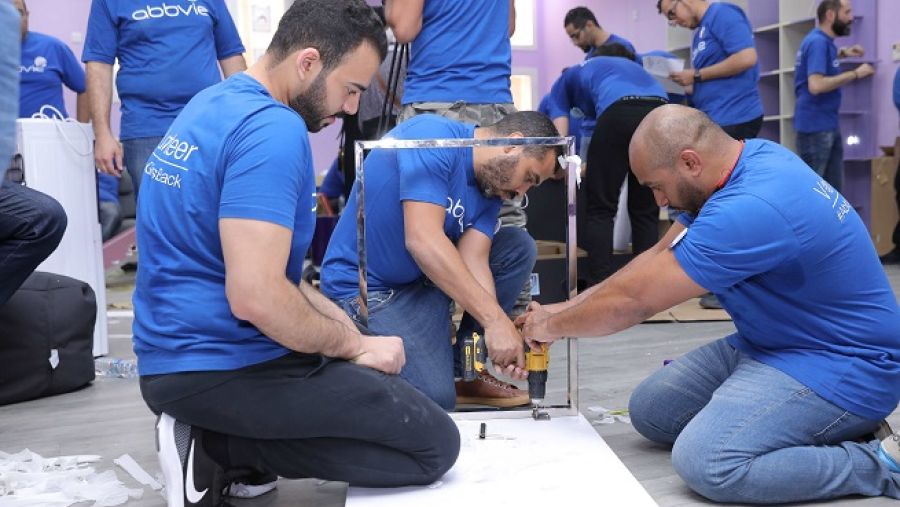 شملت عمليات إعادة التأهيل التي شارك فيها موظفو آبفي (AbbVie) إعادة تأهيل ملعب الأطفال الخارجي وتزويده بمجموعة جديدة من الألعاب