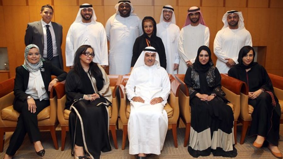 معالي عبدالعزيز الغرير إلى جانب الموظفين التسعة الجدد