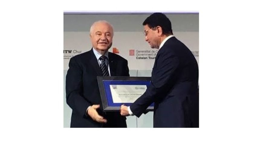 قدم الدكتور السالم درع الجامعة التكريمي إلى الدكتور أبوغزاله تقديرًا من الجامعة لجهوده وإنجازاته المتميزة على الصعيد الوطني والعربي والدولي.