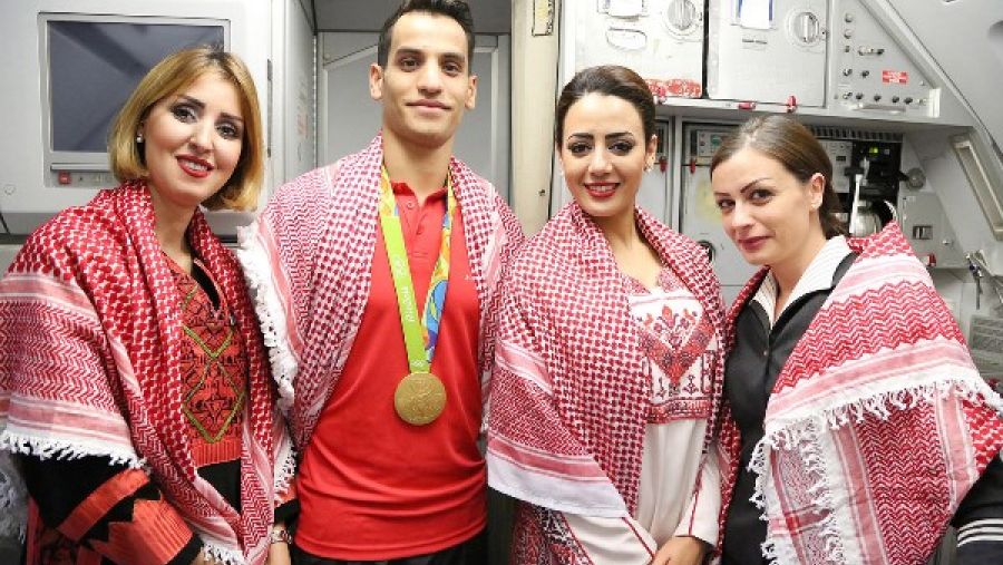 موظفو الملكية الأردنية يعبرون عن اعتزازهم بمرافقة البطل أحمد أبو غوش على رحلة باريس - عمان