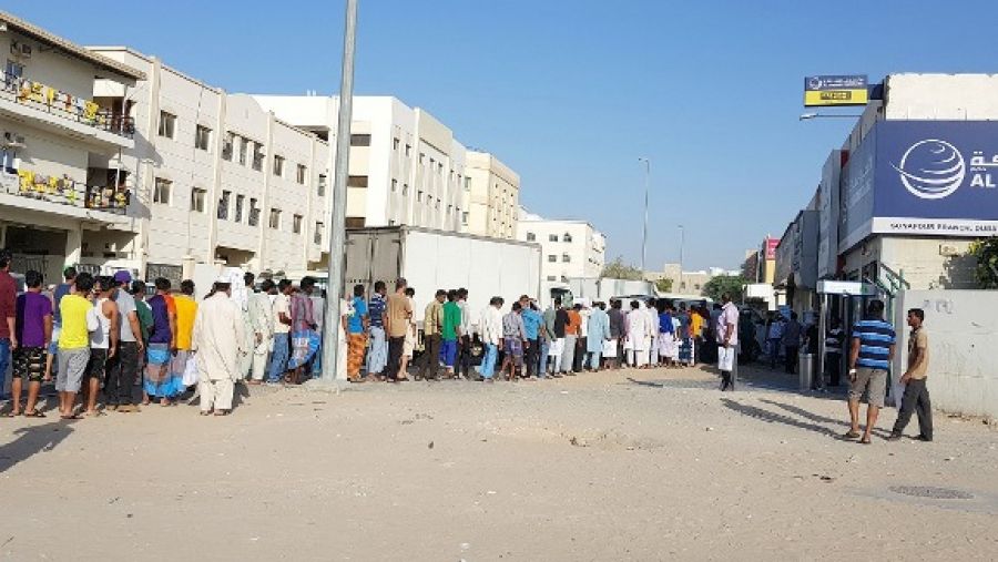 خصصت "الأنصاري للصرافة" فريق عمل من موظفيها لتوزيع وجبات الإفطار الرمضانية على مجمّعات العمال في مختلف أنحاء دولة الإمارات طيلة أيام الشهر الفضيل.
