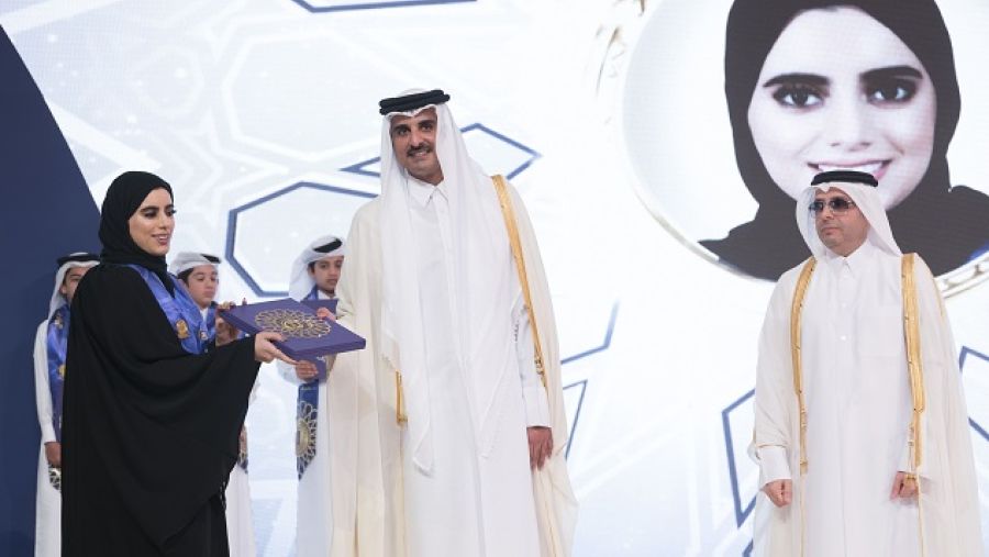 الخريجون الثلاثة تخرجوا من جامعة كارنيجي ميلون في قطر خلال عام 2017.