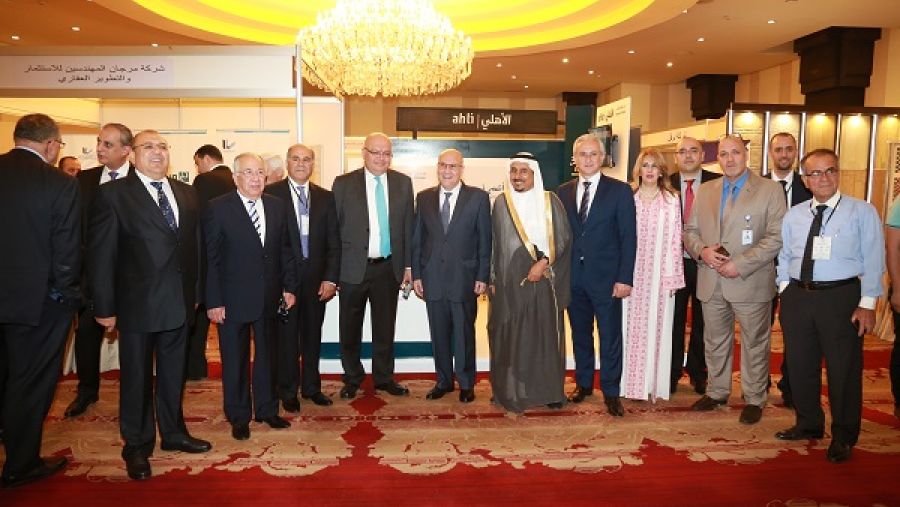 كان المؤتمر قد أقيم بتنظيم من قبل اتحاد المقاولين العرب وجمعية المستثمرين في قطاع الإسكان الأردني بالتعاون مع وزارة الأشغال العامة والإسكان الأردنية وأمانة عمان الكبرى ودائرة الأراضي والمساحة ومؤسسة الإسكان والتطوير الحضري