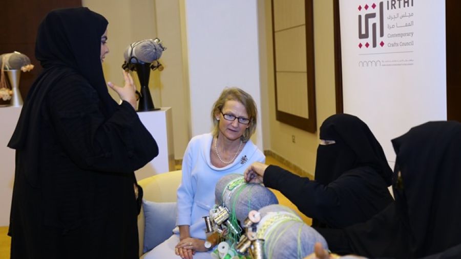 سامانثا بومان، قرينة عمدة الحي المالي بمدينة لندن، تطلع  على صناعة حرفة التلي.