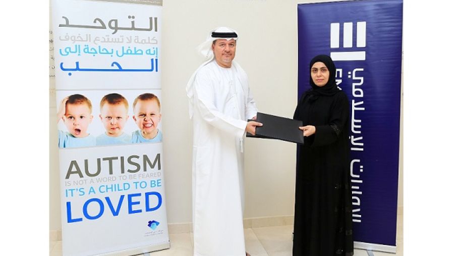 عواطف الهرمودي، مدير عام الإدارة التنفيذية في الإمارات الإسلامي ومحمد العمادي مدير عام مركز دبي للتوحد