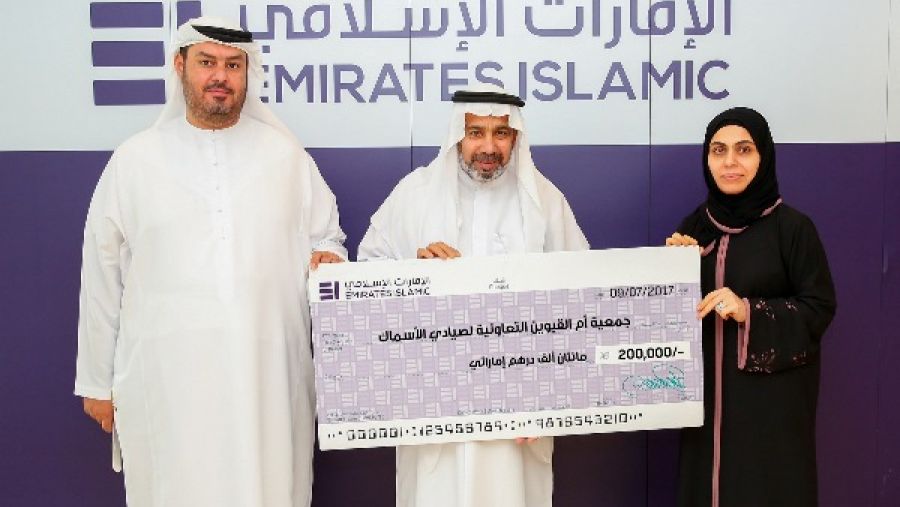 سلمت عواطف الهرمودي، مدير عام الإدارة التنفيذية في "الإمارات الإسلامي"، شيكاً بمبلغ التبرع المقدم من صندوق الإمارات الإسلامي الخيري إلى حسين الهاجري، رئيس مجلس إدارة جمعية أم القيوين التعاونية لصيادي الأسماك، بمقر المصرف في دبي.