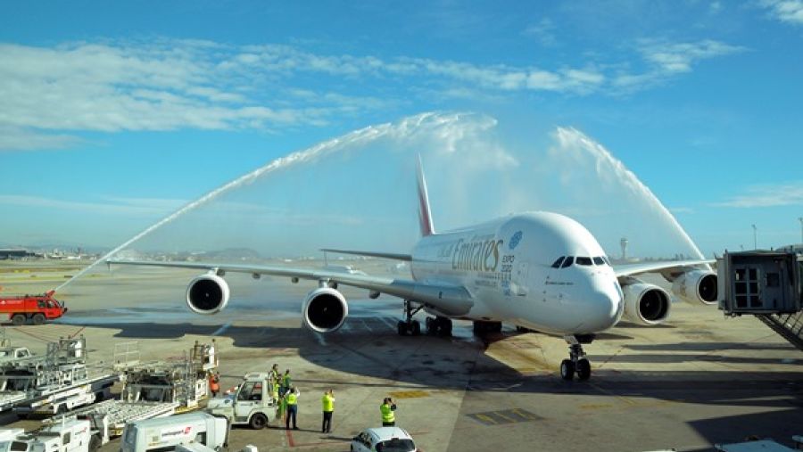 	استقبال برشاشات المياه لطائرة الإمارات الإيرباص A380 لدى وصولها للمرة الأولى إلى مطار برشلونة في فبراير 2014
