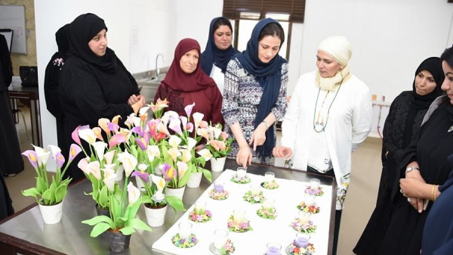 علقت الشيخة وفاء بنت سيف آل خليفة مدير إدارة الحرف اليدوية لدى هيئة البحرين للسياحة والمعارض قائلة: "يسعدنا ختام هذه الدورة التي خصصت للنساء وذلك ضمن حرصنا على منح كافة الحرفيين فرص تدريب متكافئة في سبيل الارتقاء بمهاراتهم
