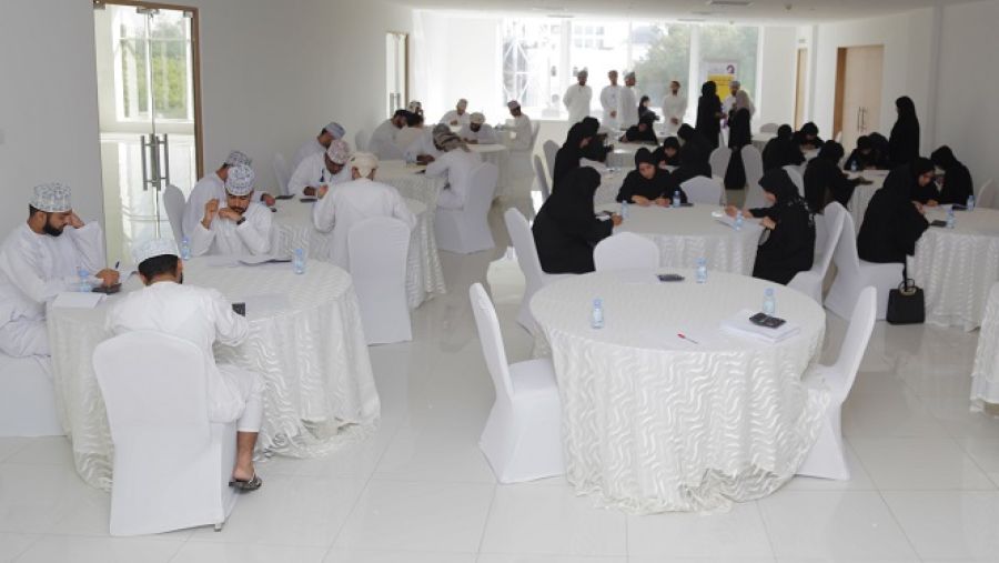 خلال زيارة مجموعة من الخريجين العُمانيين في بنك نزوى.