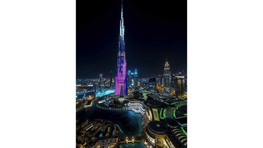 تعتبر واجهة LED الجديدة على برج خليفة أكبر سطح منفرد للعرض البصري في العالم.