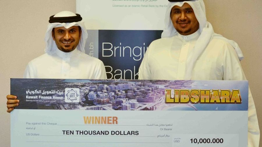 السيد صباح الزياني مع الفائز بجائزة 10,000 دولار أمريكي السيد عيسى الكعبي