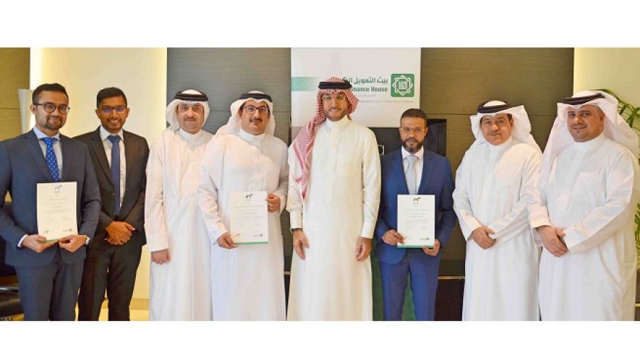 السيد عبدالحكيم الخياط مع موظفين برنامج 'فرسان بيتك'