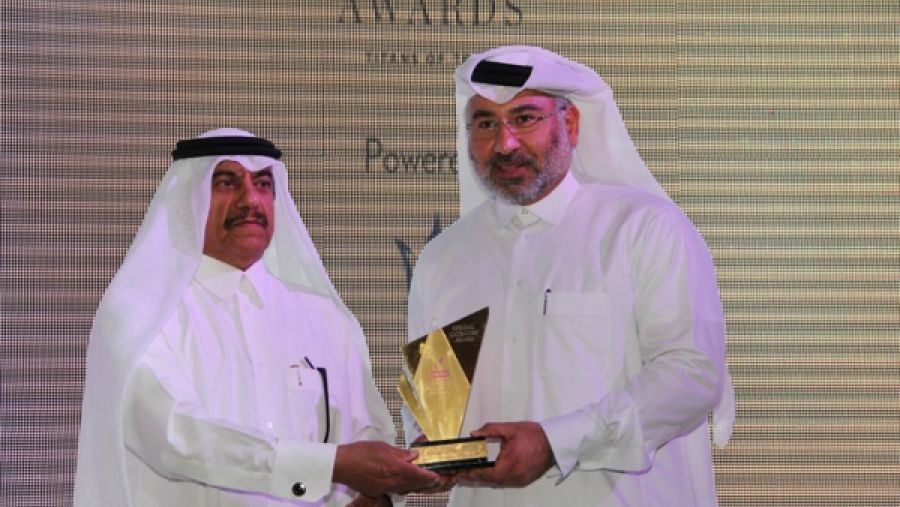 المهندس عبد الله المحشادي الرئيس التنفيذي لشركة مشيرب العقارية يستلم الجائزة