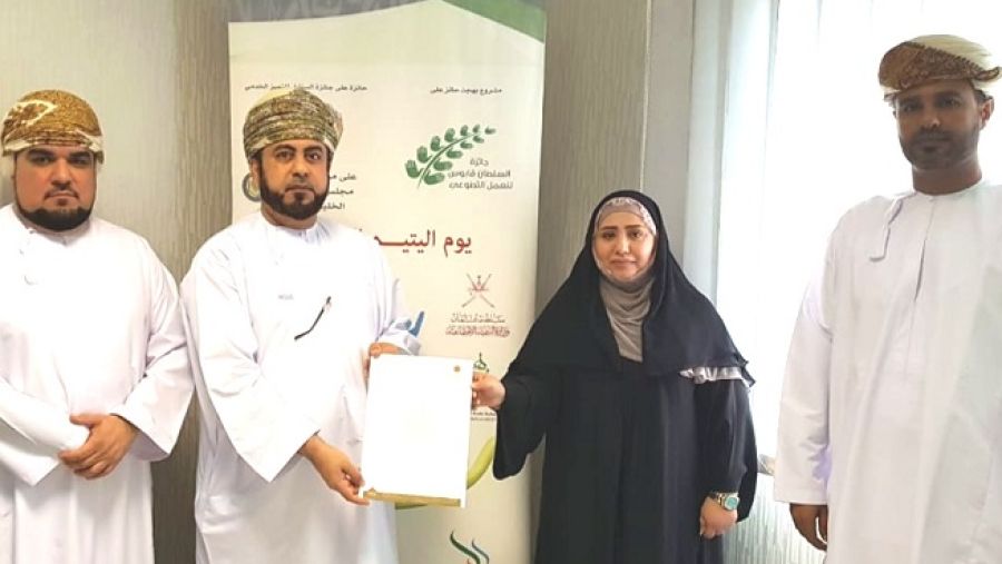سلم الفاضل سالم بن خميس المسكري، نائب المدير العام ورئيس صحار الإسلامي شيك الدعم إلى الفاضلة ابتهاج سالم عبد الرب اليافعي، رئيسة مجلس إدارة الجمعية.
