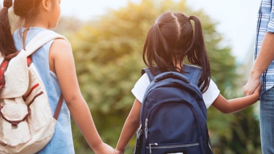 تشهد الطرق تزايداً في عدد السيارات والحافلات والمشاة مع عودة عشرات الآلاف من الأطفال للمدارس مما يجعل الأطفال أكثر عرضة للإصابة في الحوادث المرورية.