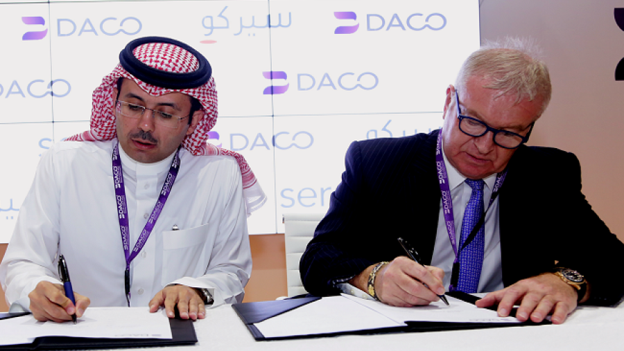 الأستاذ تركي بن عبدالله الجعويني الرئيس التنفيذي لشركة مطارات الدمام وريمو برنشفيلر الرئيس التنفيذي لشركة فاندرلاند.
