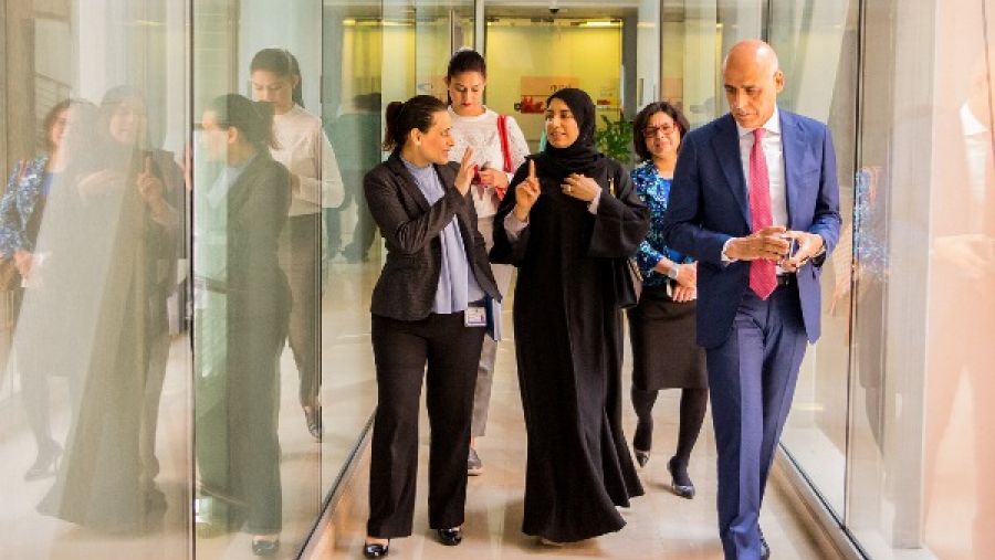 تخلل الزيارة لقاءٌ مع فريق خدمات المرضى الدوليين ومجموعة من الأطباء الآخرين في المستشفى
