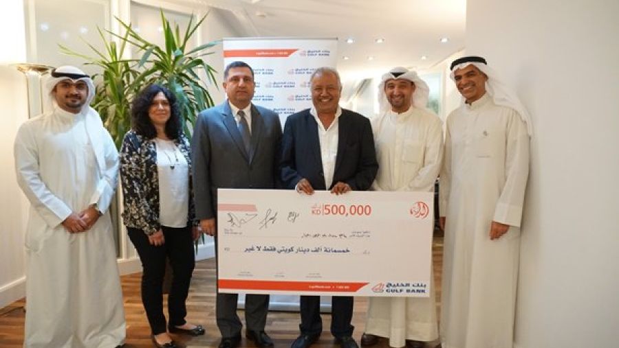 الفائز بجائزة الدانة البالغة قيمتها 500 ألف دينار كويتي  مع مسؤولي  إدارة بنك الخليج
