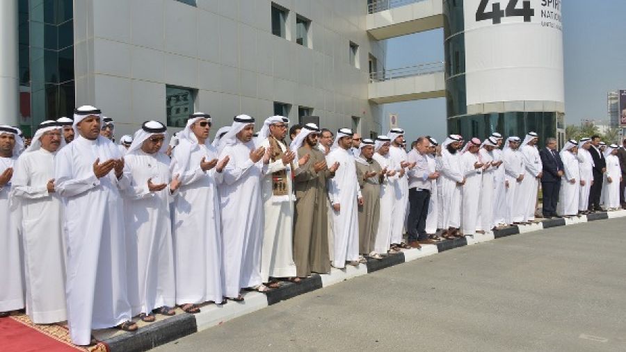 مدير جمارك دبي والموظفون خلال الدعاء للشهداء 
