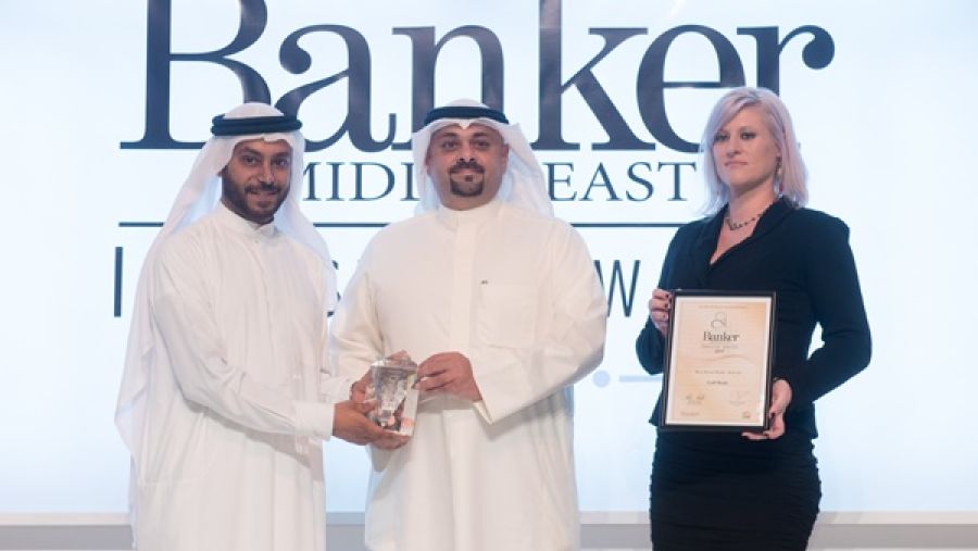 السيد باسل الأسعد، يتسلم جائزة أفضل بنك للخدمات المصرفية للأفراد في الكويت بالنيابة عن بنك الخليج.