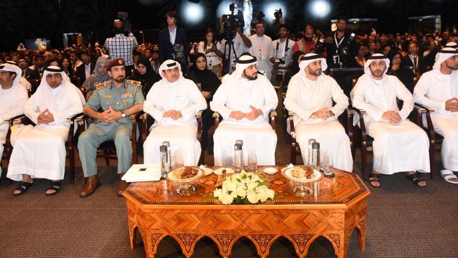 صاحب السمو محمد بن راشد آل مكتوم أثناء دخوله الطائرة .